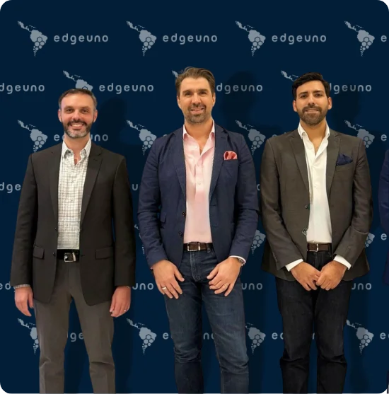 三人在EdgeUno活动背景板前摆姿势，背景墙印有EdgeUno标志。